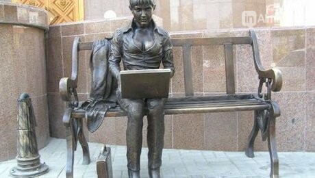 У скульптуры человека с ноутбуком на ул. Утеген батыра укр..., фото-2 У скульптуры человека с ноутбуком на ул. Утеген батыра украли гаджет, фото-2