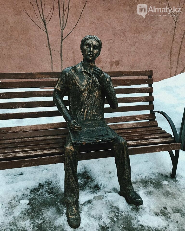 У скульптуры человека с ноутбуком на ул. Утеген батыра укр..., фото-1 У скульптуры человека с ноутбуком на ул. Утеген батыра украли гаджет, фото-1