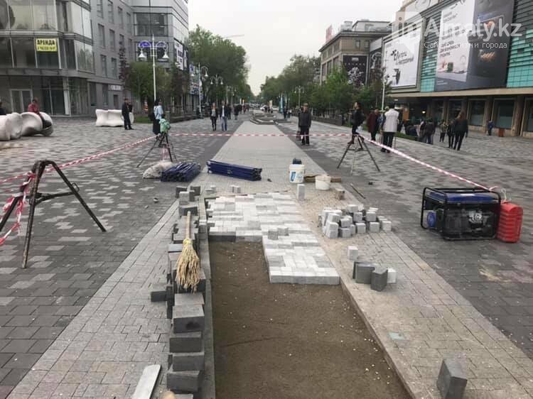 На алматинском Арбате клумбы застелили брусчаткой (ФОТО), фото-2 На алматинском Арбате клумбы застелили брусчаткой (ФОТО), фото-2