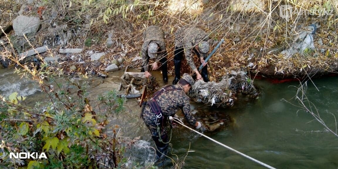 В Алматы спасатели расчистили русло реки Каргалы, фото-3 В Алматы спасатели расчистили русло реки Каргалы, фото-3