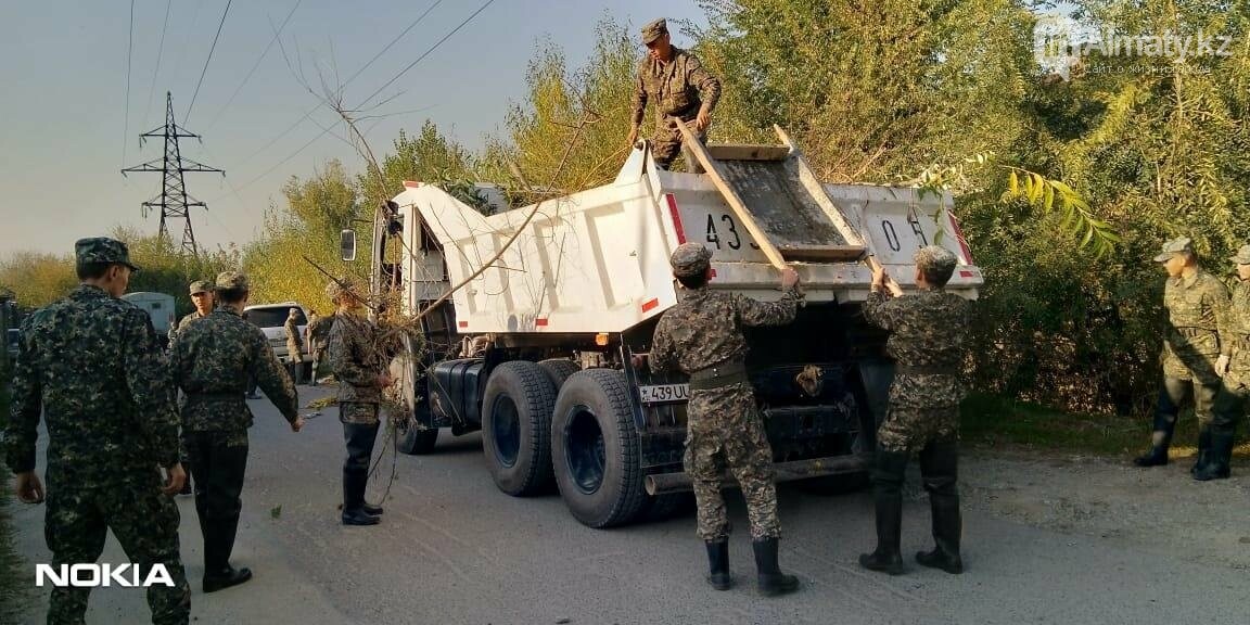 В Алматы спасатели расчистили русло реки Каргалы, фото-5 В Алматы спасатели расчистили русло реки Каргалы, фото-5