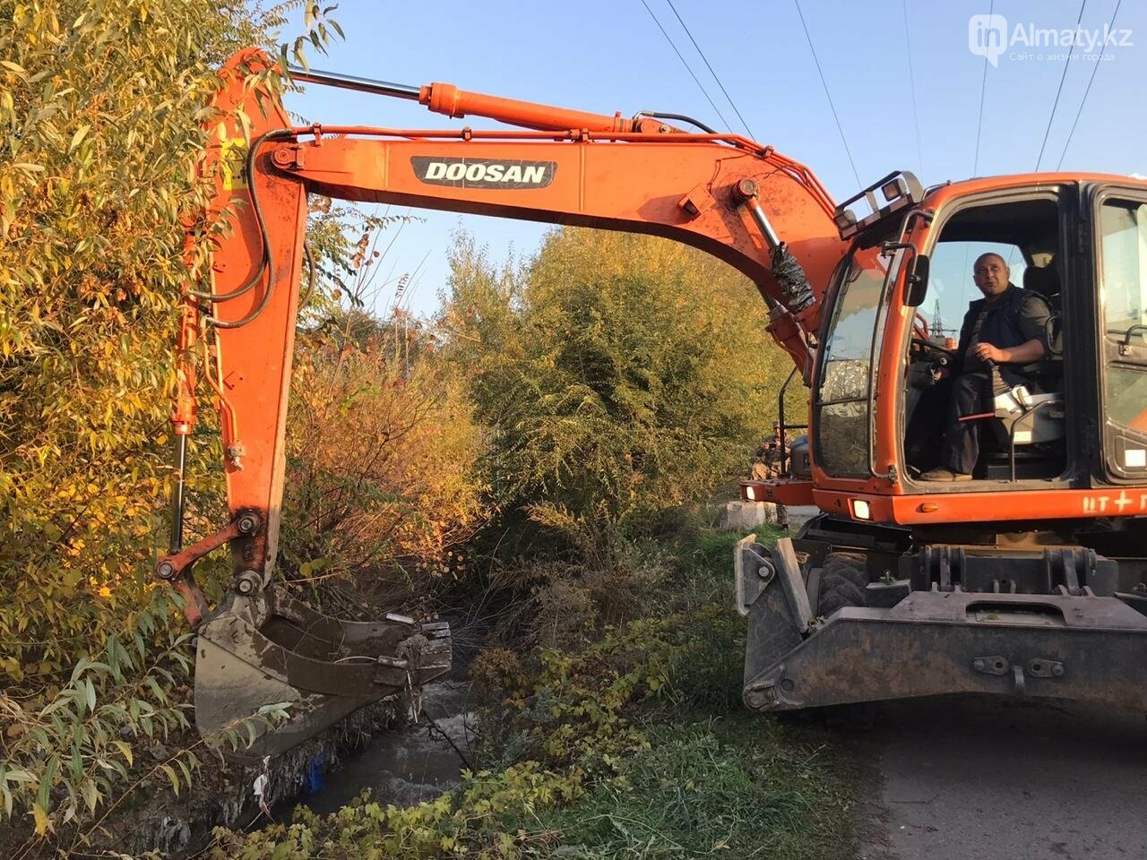 В Алматы спасатели расчистили русло реки Каргалы, фото-4 В Алматы спасатели расчистили русло реки Каргалы, фото-4
