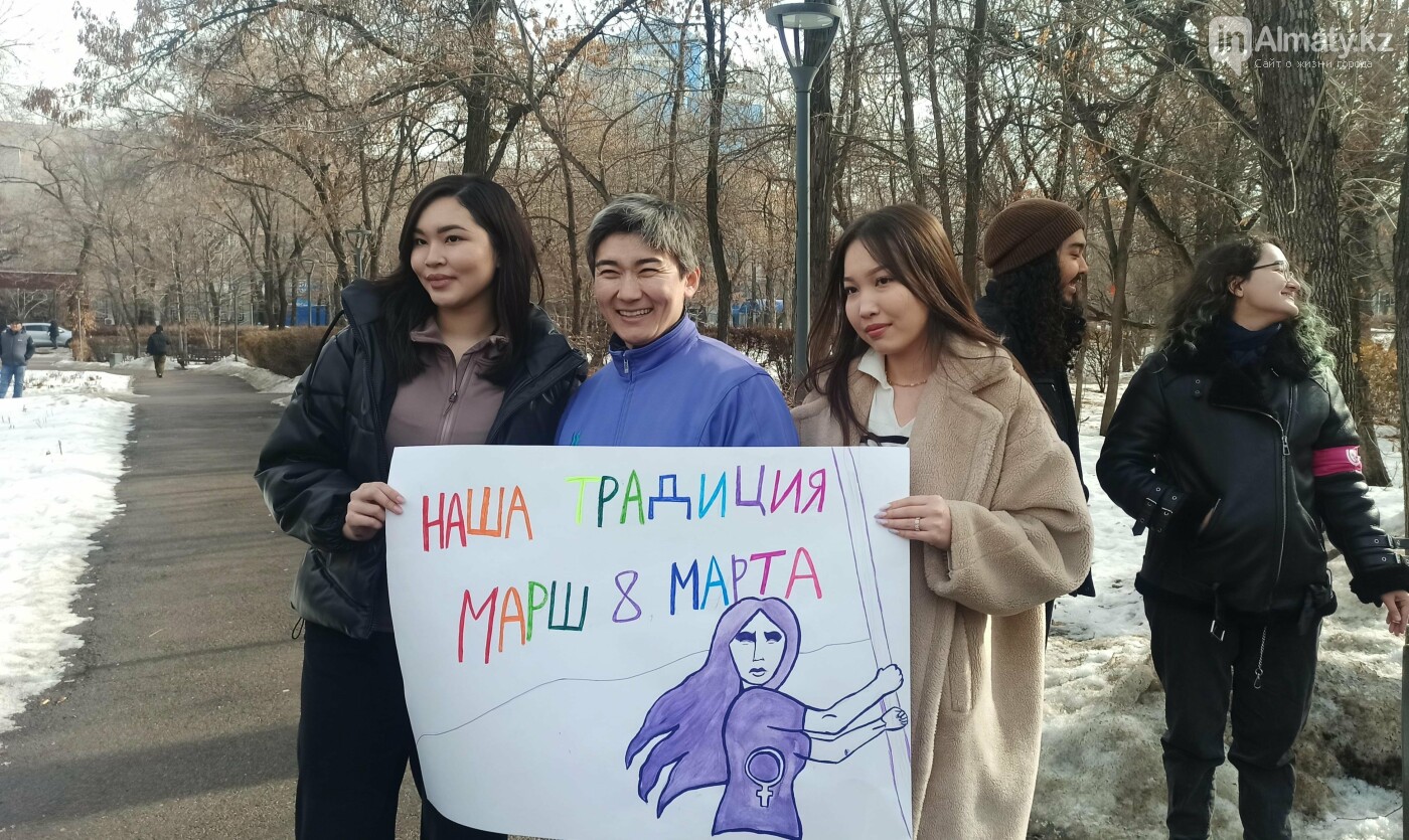 Жанар Секербаева с участницами митинга