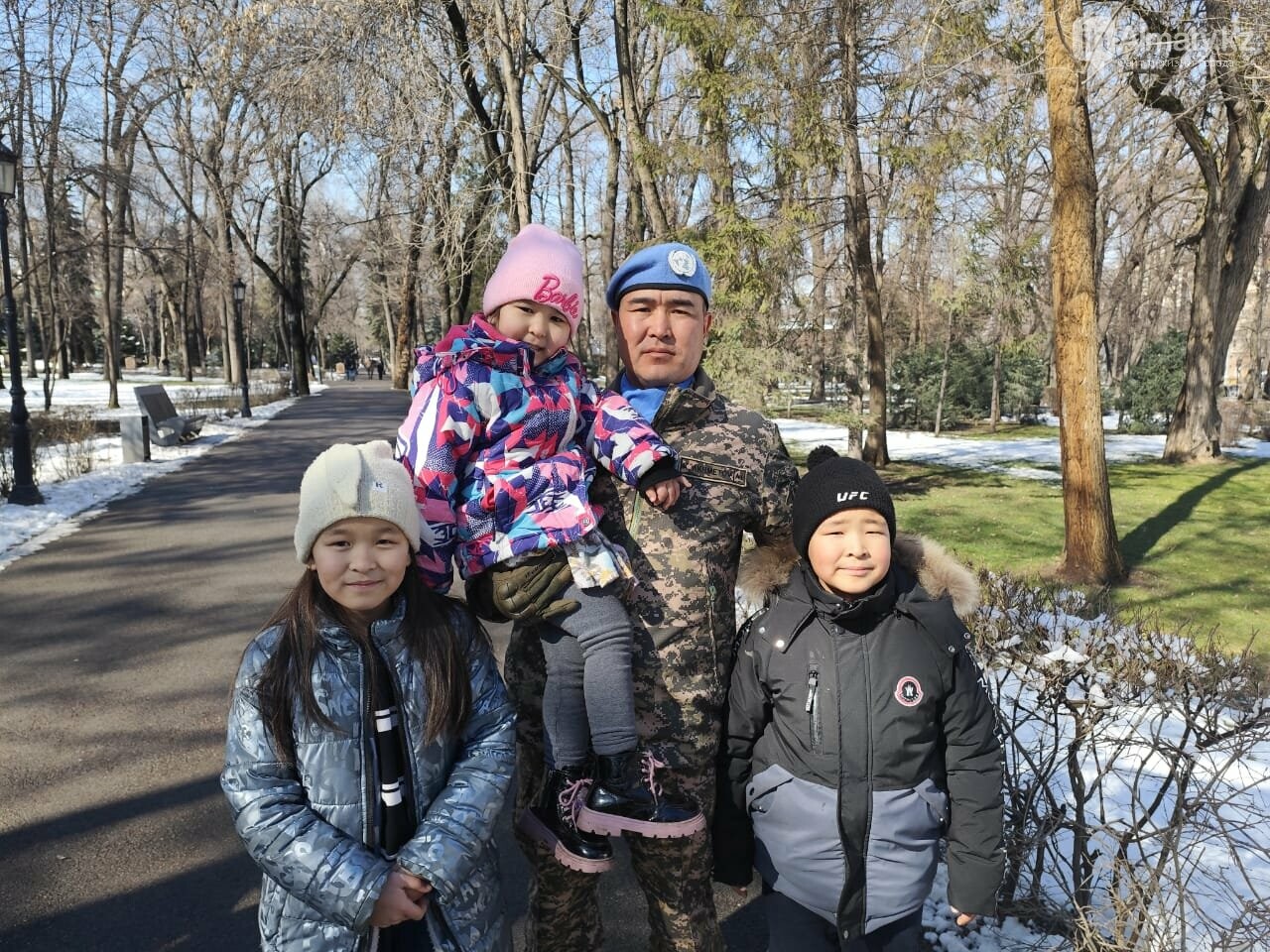 Куат Ахметов с тремя детьми