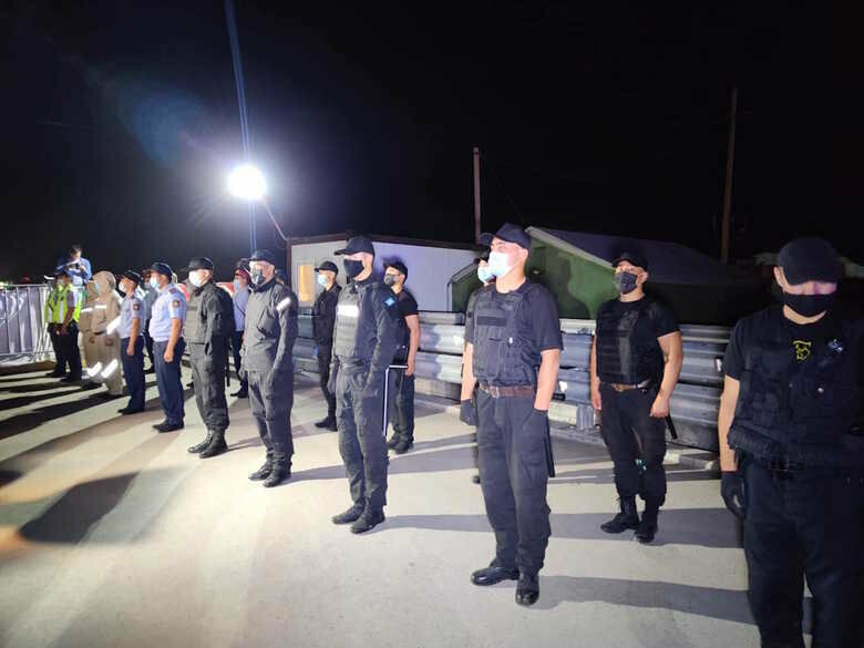 блокпост с автомобилями. блокпосты в севастополе 2014. блокпосты сняты. блок пост поликия остаравливают. блокпост в одессе дтп.