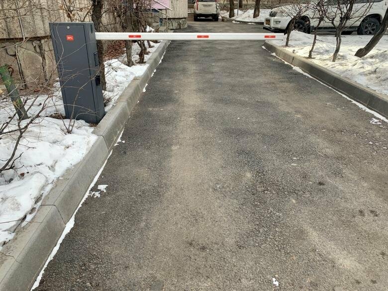 В Алматы предлагают разрешить установку шлагбаумов во дворах только с ...