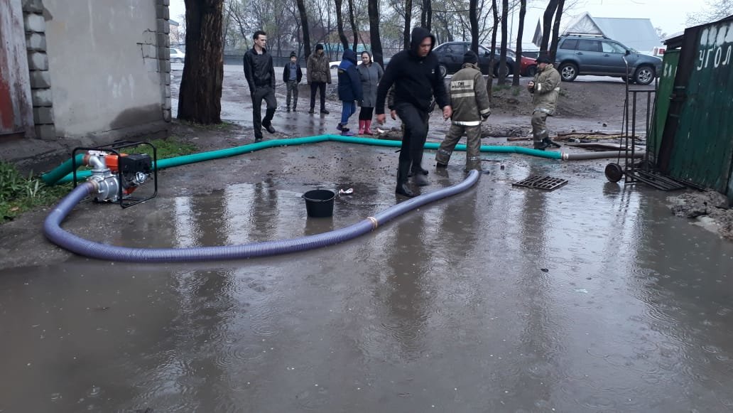 500 человек ликвидируют последствия подтоплений в Алматы (..., фото-3 500 человек ликвидируют последствия подтоплений в Алматы (ФОТО), фото-3