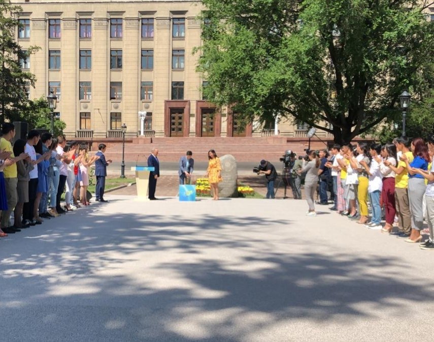 Елбасы заложил капсулу времени в Алматы, фото-2 Елбасы заложил капсулу времени в Алматы, фото-2