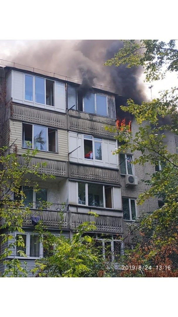 В Жетысуском районе пожарные вынесли из горящей квартиры п..., фото-1 В Жетысуском районе пожарные вынесли из горящей квартиры пожилого мужчину , фото-1