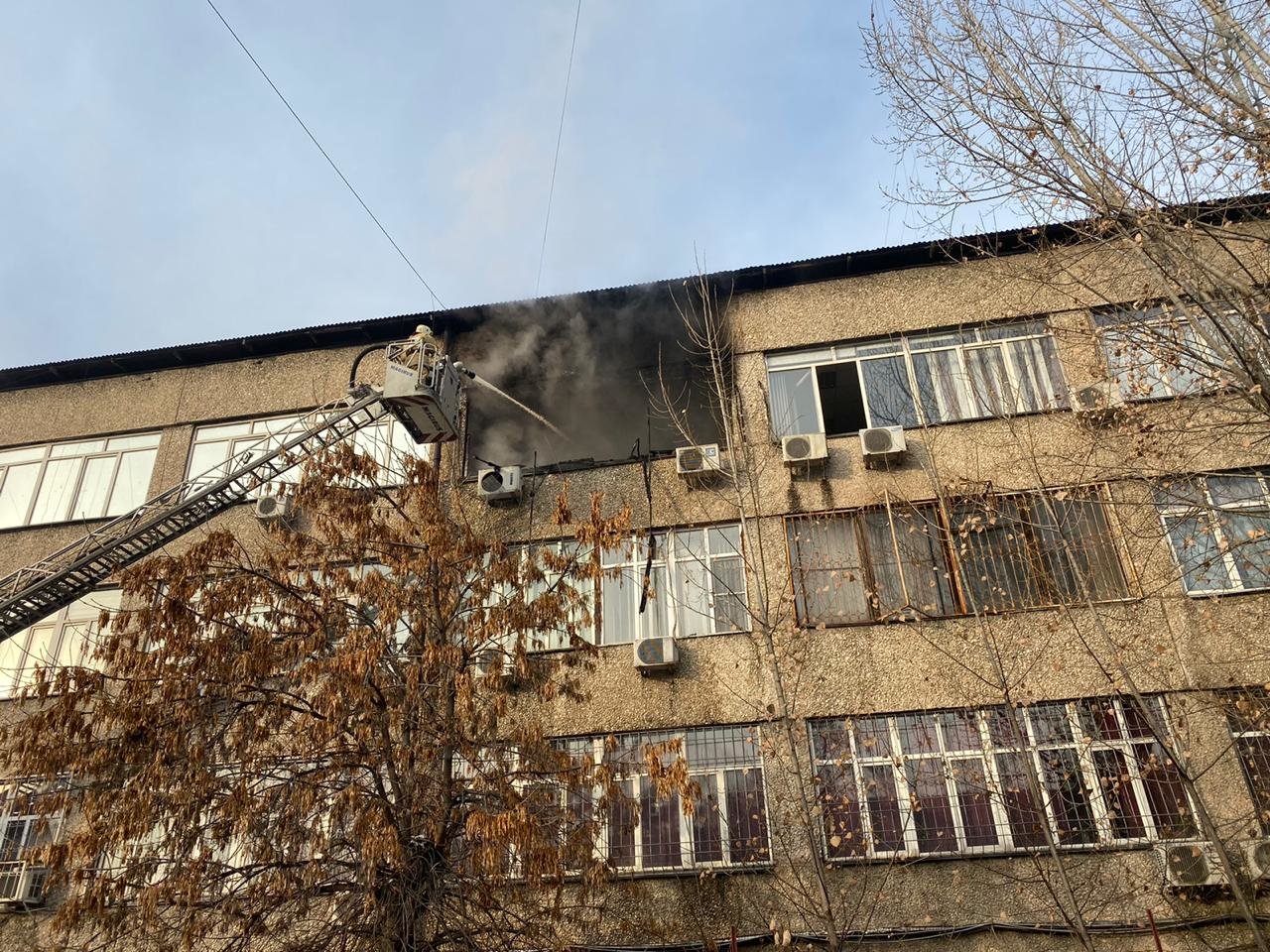 В Алматы загорелось офисное здание, фото-1 В Алматы загорелось офисное здание, фото-1