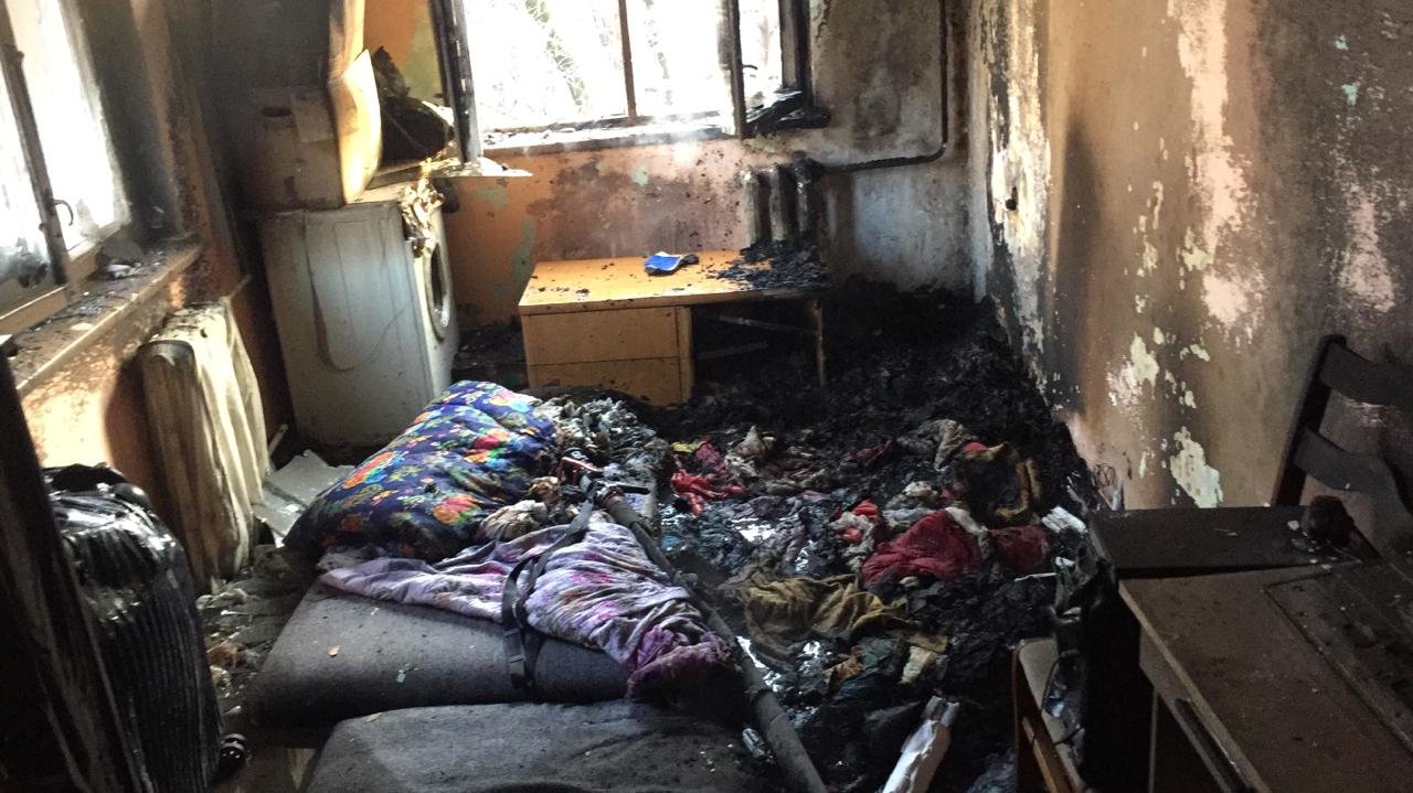 Пожарные спасли людей из горящей квартиры в Алматы, фото-2 Пожарные спасли людей из горящей квартиры в Алматы, фото-2