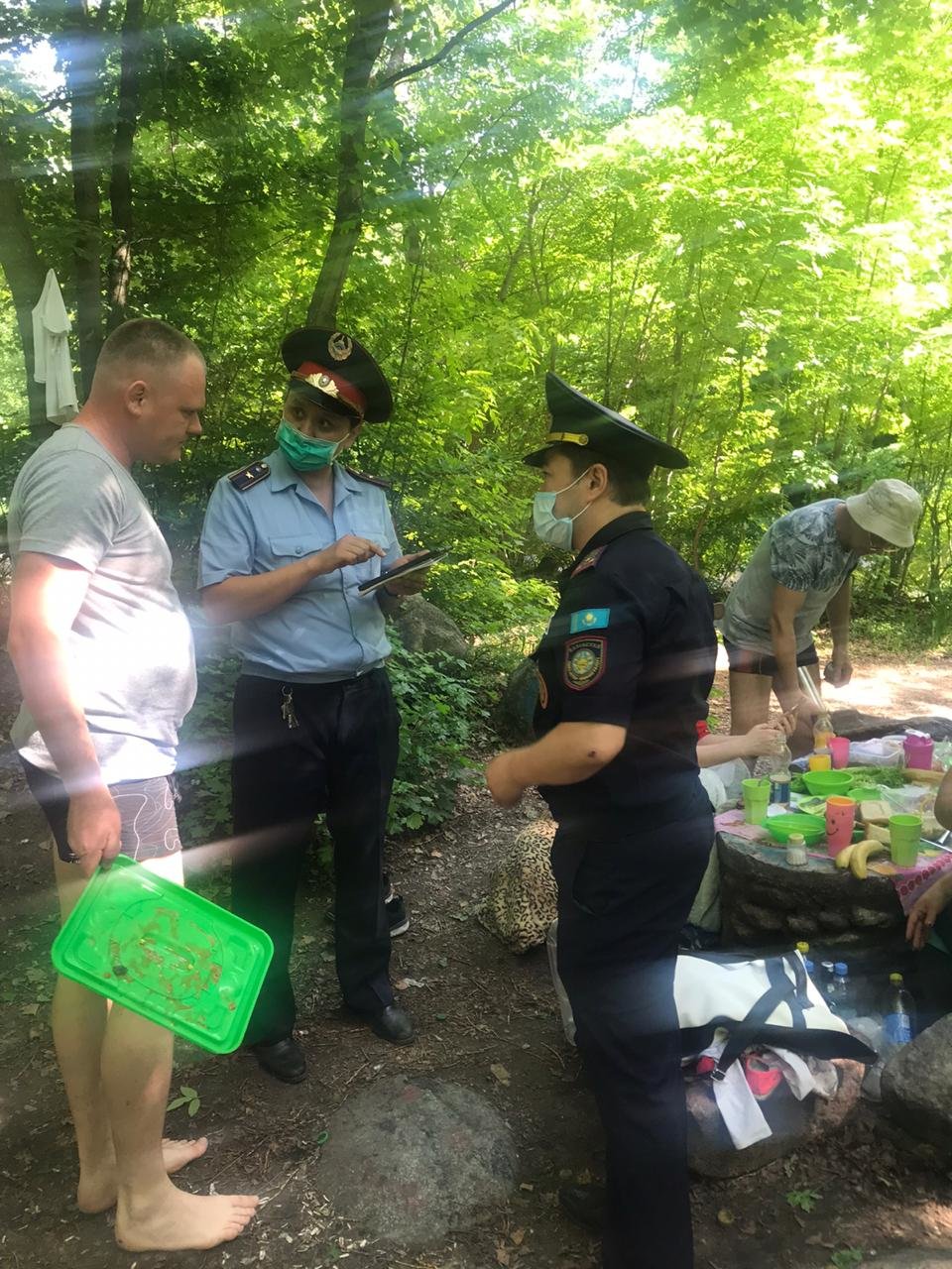 В Алматы троих мужчин наказали за разведение костра в прир..., фото-3 В Алматы троих мужчин наказали за разведение костра в природном парке, фото-3