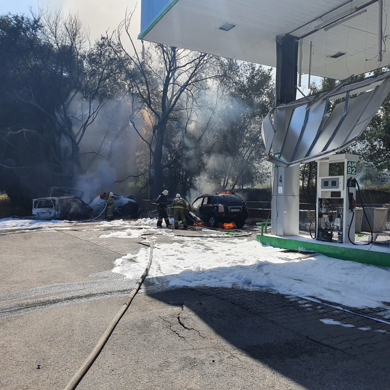 В Алматинской области внедорожник врезался в емкость с газом на АЗС, из-за  чего произошел взрыв | КТК