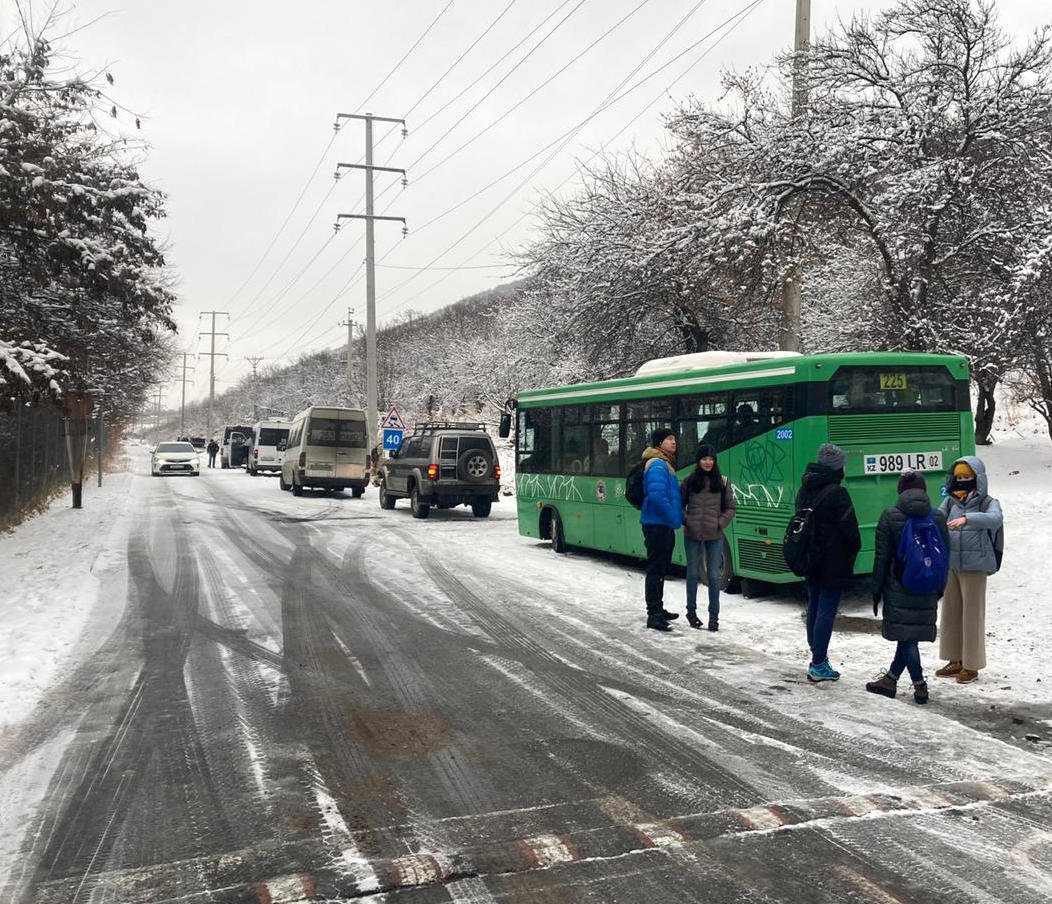 У экопоста туристов ждали автобусы, подготовленные акиматом Енбекшиказахского района