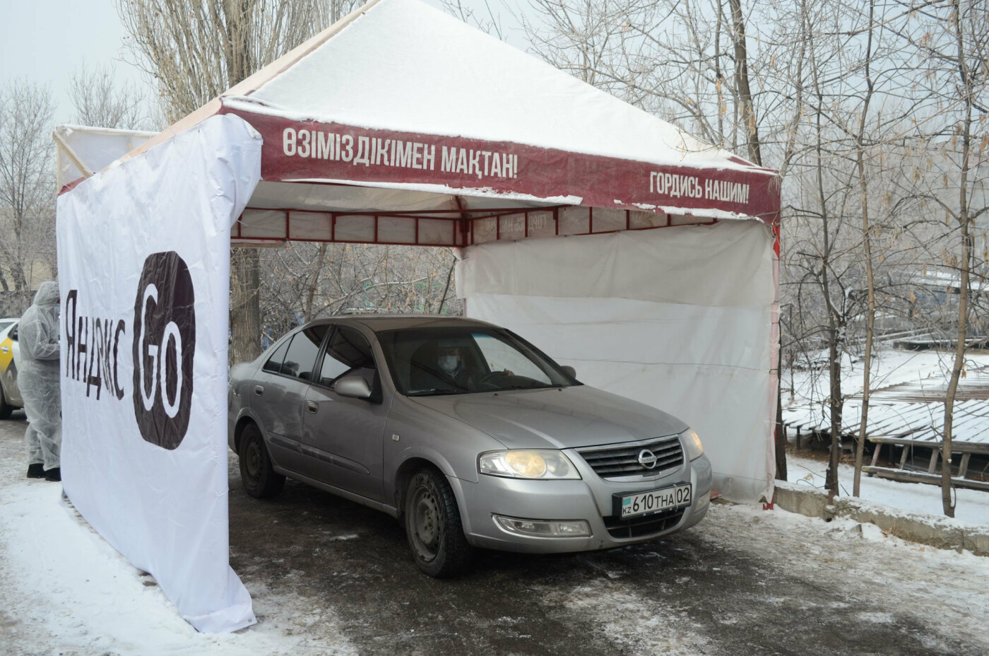 Как дезинфицируют машины, выполняющие заказы сервиса Яндек..., фото-1 Как дезинфицируют машины, выполняющие заказы сервиса Яндекс.Такси в Алматы, фото-1