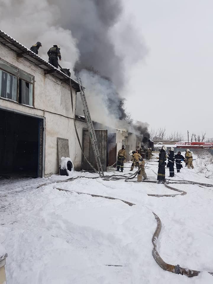 Поданы пожарные стволы, автоцистерны установлены на гидранты