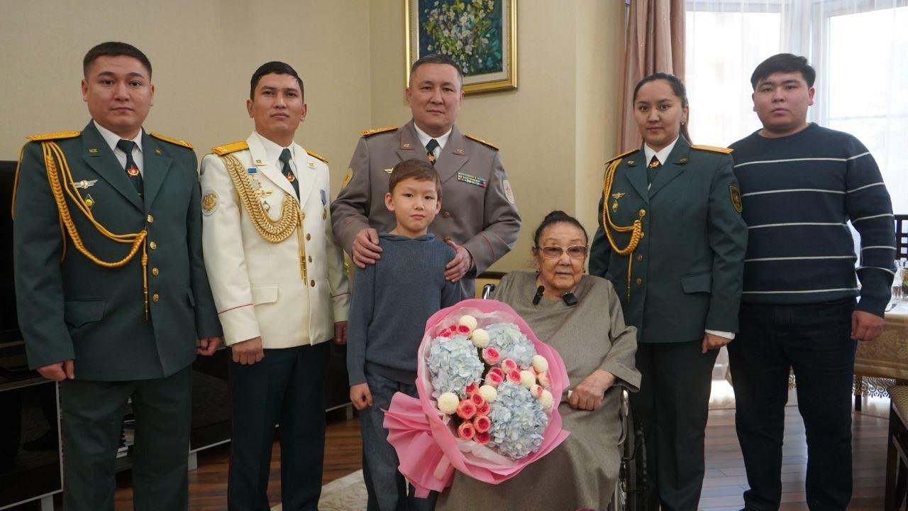 Военный оркестр выступил под окнами дома Бибигуль Тулегеновой в Алматы