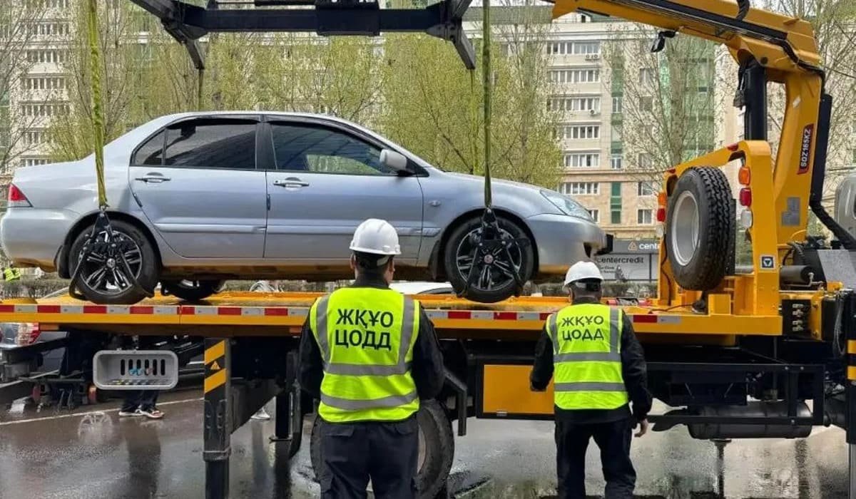 Работа эвакуатора по изъятию неправильно припаркованного автомобиля в Алматы